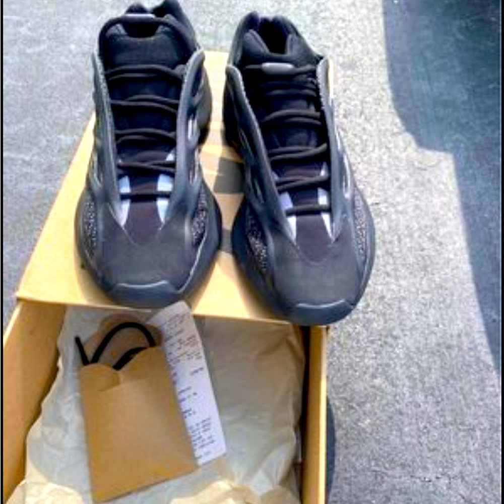 Dark Glow Yeezys size 8.5 Men’s used still like new condition